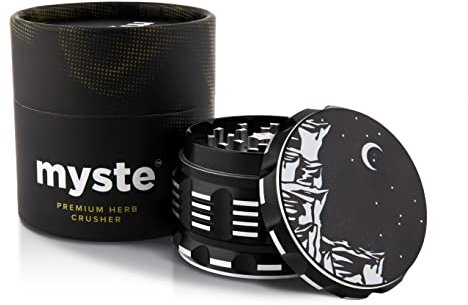 MYSTE Herb Grinder 63mm groß mit verbesserten schärfsten Zähnen, 4 teilig mit Schaber, magnetische Deckel, Premium Gewürzmühle, Cruncher, Geschenk Verpackung (MYSTE grinder)