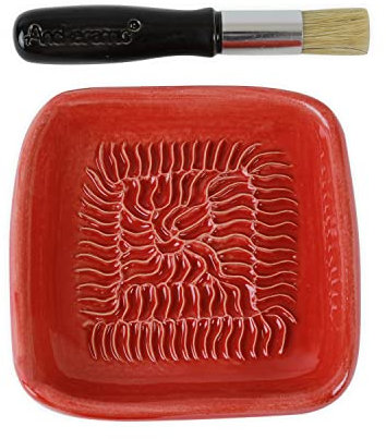 ANCKERAMIC® Ceramico Reibeteller & Backpinsel mit Naturborsten, Set aus Keramik für Knoblauch, Ingwer, Muskat, Handmade (Rot/Schwarz)