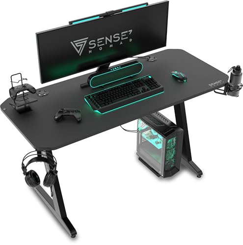 SENSE7 Scrivania Nomad Classic, tavolo gaming 140x60 con gancio per cuffie, porta bevande, supporto controller e superficie in fibra di carbonio, Ergonomico e ideale per il gaming