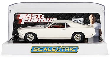 Scalextric C4664 Ford Mustang, Fast & Furious 6, échelle 1:32, Blanche avec Bande Noire, phares Fonctionnels, Voiture de Slot Magnatraction inspirée de la télévision et du cinéma