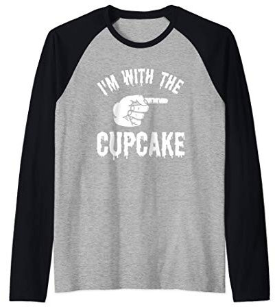 Estoy con la pareja de pasteleros de Halloween de Camiseta Manga Raglan