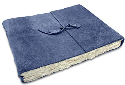 Wanderings Journal Aquarelle en Cuir Suédé Bleu – 25x32 cm – Avec Papier Fait Main à Bords Déchirés pour Albums Aquarelle et Scrapbooks. Papier Pressé à Froid – Épais 350 GSM