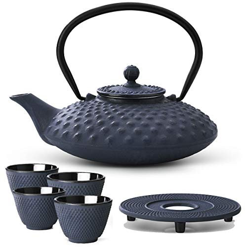 Teekanne asiatisch Gusseisen Set blau 0.8 Liter mit Henkel & Edelstahl Tee-Filter Sieb-Einsatz für losen Tee & Untersetzer und Teebecher (4 Tassen)