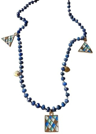 Collana girocollo artigianale fatta a mano, lavorata all'uncinetto con filato Lurex blu, pietre naturali di Lapislazzuli blu, charms cuori oro e vintage in tinta - Idea regalo donna. Pezzo unico.