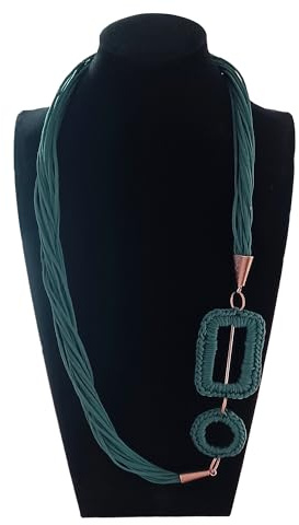 Generico collana lunga multifilo verde asimmetrica con decorazioni all'uncinetto boho chic