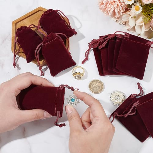 NBEADS 60 Uds. Bolsas con Cordón de Terciopelo, Bolsas Rectangulares de 7x5cm con Cordón para Joyería para Dulces, Recuerdos de Fiesta de Cumpleaños, Boda Y Navidad, de Color Rojo Oscuro