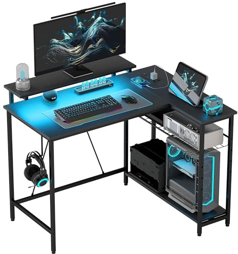 HOMCOM Escritorio de Esquina Reversible con LED, 2 enchufes y 2 Puertos USB, 107x80cm, Escritorio de Ordenador con Estante, Soporte de Pantalla, Cesta Ajustable y Mando a Distancia, para Estudio Sala