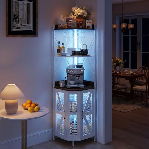 Garvee Armario para Vinos Esquinero con Enchufe, Mueble Bar Industrial con Luces LED 12 Colores y Portacopas, Botellero Vitrina con Puerta de Malla, 5 Niveles para Salón, Cocina y Comedor, 180 CM al.