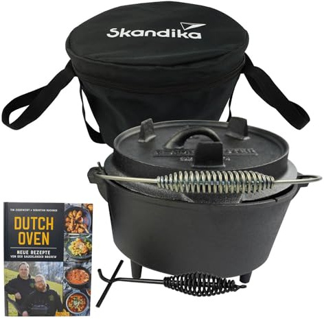 Skandika Dutch Oven Flame Master 8,5 L | Gusseisen Topf zum Kochen, inkl. Rezeptbuch der Sauerländer BBCrew, bereits eingebrannt, mit Füßen, Deckelheber, Tragetasche | Feuertopf für Grillen, Camping