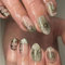 Auiremrti 24 Stück Press On Nails,Bling Grüne Kunstnägel Mit 3D Gold Sonnen Totem,Medium Kurz Mandel Form,Nägel Zum Aufkleben Mit Jelly Kleber,Acryl Künstliche Nägel