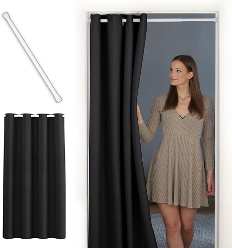 tinycurtains, Thermo Türvorhang mit Teleskopstange, einfache Montage in nur 1 Minute ohne Bohren (Türgardine schwarz H195 x B150 cm + Stange weiß B55-90 cm)