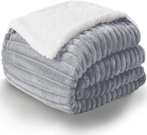 WAVVE Decke Sherpa Kuscheldecke Flauschig Hellgrau - Extra Warme Dicke Weiche Grobe Kordecke Sofaüberwurf, Sofadecke Doppelgesicht, 150x200 cm XL Wolldecke Couchdecke Wohndecke
