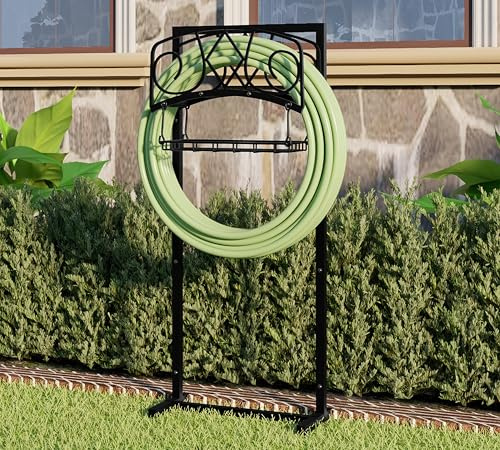 Calidola Organizer autoportante per tubo da giardino con finitura verniciata a polvere nera, supporto per tubo rimovibile resistente, contiene tubo da 150 m, include cestino portaoggetti e strumenti