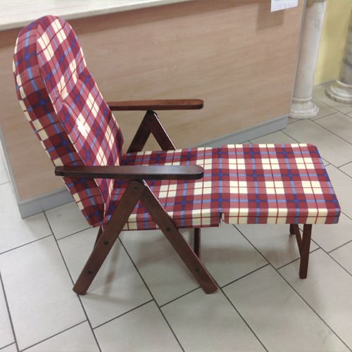 Liberoshopping Poltrona Sedia Sdraio in Legno con Cuscino Relax Imbottito, E POGGIAPIEDI Estraibile