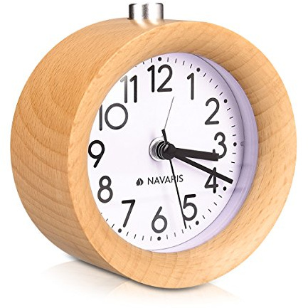 Navaris Analog Holz Wecker mit Snooze - Retro Uhr mit Ziffernblatt Alarm Licht - Leise Vintage Wood Tischuhr ohne Ticken - Naturholz in Hellbraun