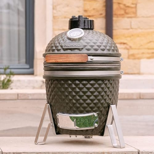 Kamado Little Kokko 13 - Nouvelle édition Compact et facilement déplaçable (31 x 45cm) Inclus : trepied en inox très stable et design Diamètre de la grille : 26 cm Vert olive