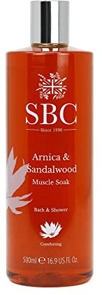 SBC Skincare - Feuchtigkeitsgel für Körper und Gesicht mit Arnika und Sandelholz - 500 ml - Beruhigt Muskelverspannungen nach dem Training -Feuchtigkeitscreme - Arnica & Sandalwood Moisturising Gel