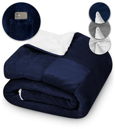 Kuscheldecke 150x200 KAMI flauschig blau, Sherpa Tages-Decke für Wohnzimmer, Couch, Sofa, Bett, Sofadecke 150 x 200 mit Handytasche und Hygieneschutz, Große, Dicke & warme Wohndecke für den Winter