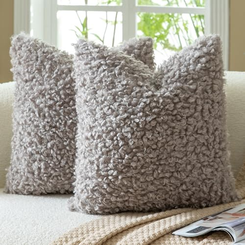 Mandioo 2er Set Kissenbezüge 50x50 cm Taupe Faux Pelz Bouclé Dekorative Sherpa Kissenbezug Dicke Flauschige Fleece Kissenhüllen Dekokissen Sofakissen Couchkissen Sessel Bett Wohnzimmer