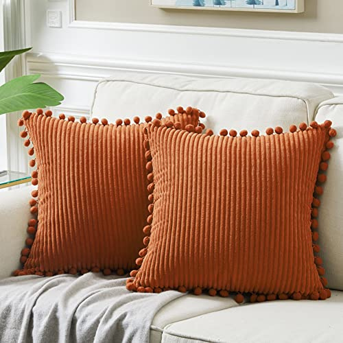 Fancy Homi Lot de 2 Housses de Coussin décoratives carrées avec Pompons, en Velours côtelé uni et Doux, pour Salon, canapé, Chambre, décoration d'automne, 50 x 50 cm, Rouille/Terracotta