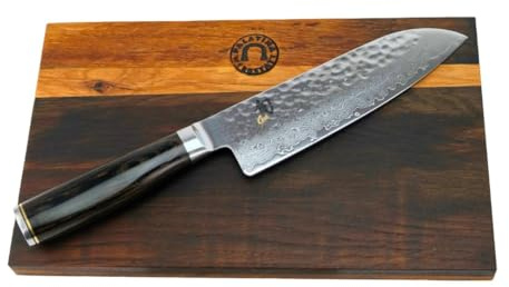KAI Shun Premier Tim Mälzer Santokumesser TDM-1702 – 18 cm Damastmesser mit VG-MAX Stahlkern & Walnussholzgriff + handgefertigtes Schneidebrett aus originalem Fassholz (25x15 cm)