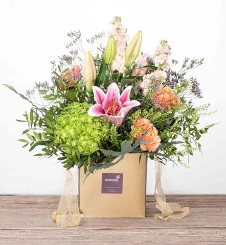 AMBORELLA | Ramo de flores variadas en bolsa con burbuja de agua en el interior. | Entrega Rápida y Cuidada | Con Tarjeta de Dedicatoria Personalizada | Ideal para Regalo Sorpresa | Flores a Domicilio