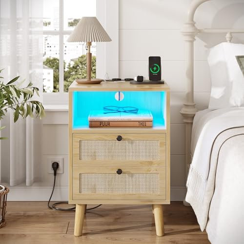 AOGLLATI 1er Set Rattan Nachttisch mit USB-Ladestation & LED-Beleuchtung Nachtschrank mit Steckdose Beistelltisch mit 2 Schublade Holznachttisch Nachtkommode Nachtkonsole Sofatisch - mit Steckdose