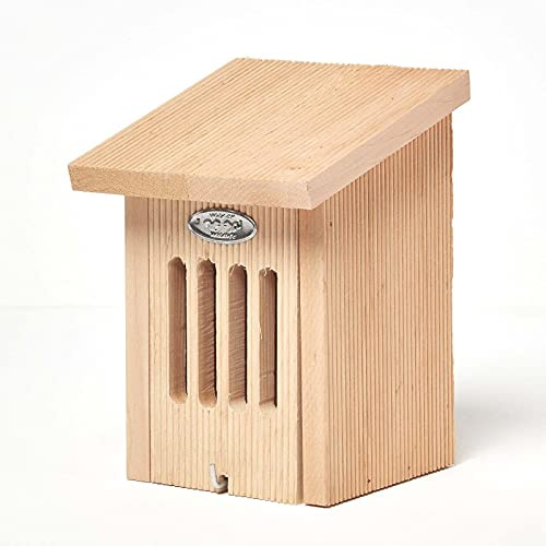 HOMESCAPES Schmetterlingshaus aus Massivholz H 22 cm x B 15,5 cm, Insektenhotel zur Anbringung an Bäumen und Zäunen, handgefertigt aus behandeltem Erlenholz, komplett montiert mit Tür und Schrägdach