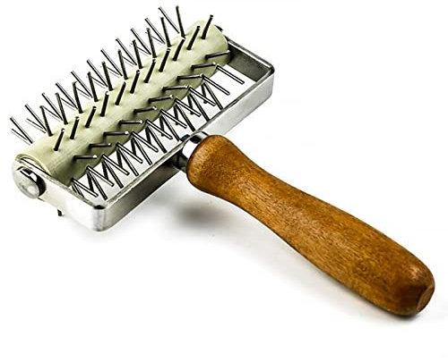 Docker con pinchos, rodillo de aguja de pizza con mango de madera de acero inoxidable, perforador de agujeros de pizza para pasteles, pan, pastelería (plata + madera)