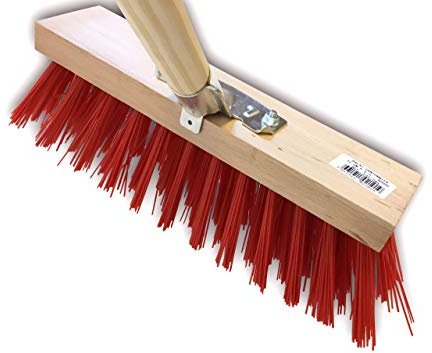 Balai de cantonnier manché | Longueur 32 cm | Piste Extérieur | Garnissage Brosse PVC Rouge | Douille métal boulonnée Ø 28 mm | Manche Bois 1,40 mètre | Kibros 2630BM
