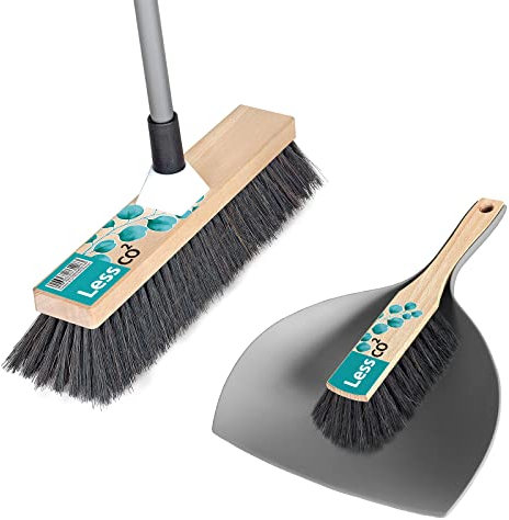 Peggy Perfect Stubenbesen & Kehrgarnitur im Produktset. Nachhaltige Less CO² Produktion - zertifiziertes Buchenholz u. Naturborsten. Teleskopstiel und Kehrschaufel aus recyceltem Kunststoff gefertigt