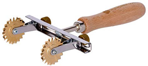Rotella Tagliapasta | Taglia Pasta Sfoglia Fresca | Doppia Lama Dentata Regolabile | Diametro 38mm in Ottone e Impugnatura in Legno | Tagliapasta.com [Made in Italy]