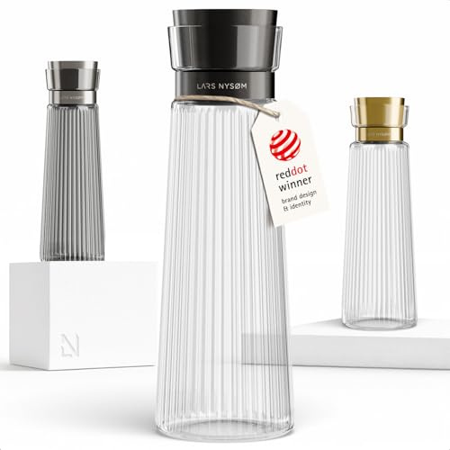 LARS NYSØM Caraffa per l’Acqua 1l con Coperchio in Acciaio Inox e Filtro Integrato | Elegante Caraffa in Vetro per Succo, Limonata | Brocca per Uso Quotidiano & Ospiti (Pure/Black, 1000ml)