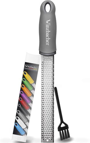 Winzbacher - Premium Zester Reibe I Parmesanreibe, Zitronenreibe, Muskatnuss Reibe, Ingwerreibe u.v.m. I rasiermesserscharfe Edelstahl Klinge I Spülmaschinenfest I inkl. Schụtz & Reinigungsbürste