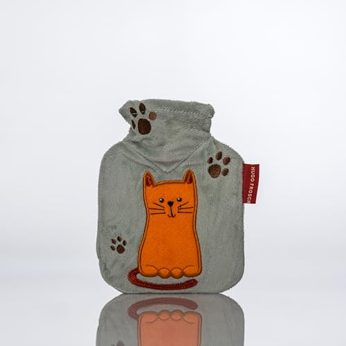 Hugo Frosch Mini-Wärmflasche 0,2l – Made in Germany – mit kuscheligem Velourbezug Salbeigrün und aufgestickter Katze – kleine, auslaufsichere Bettflasche für unterwegs