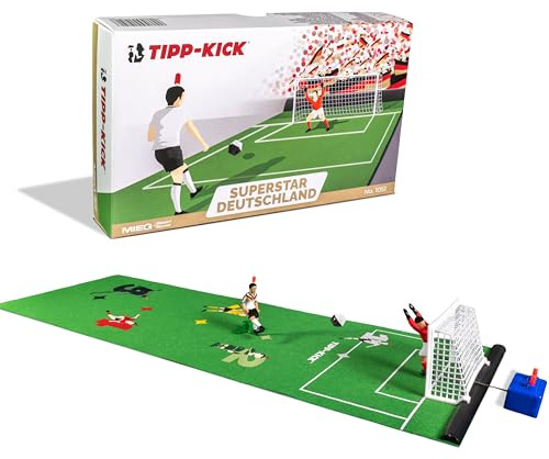 TIPP-KICK Juego de fútbol Superstar edición alemana con campo de juego de fieltro (63 x 22 cm) – Challenge para 2 jugadores, figuras de zinc pintadas a mano y portería, juego de futbolín para fans