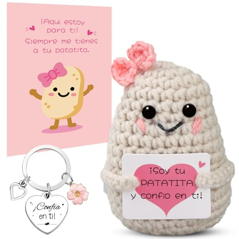 Muñeca de Patata con un Mensaje Positivo en Español | Regalos Originals y Divertido para Mujer con Amuletos de la Suerte y Tarjeta | Idea para Cumpleaños, Amiga, Niña | Peluche Motivador de Crochet