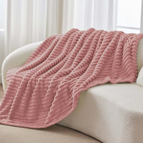 BEDELITE Plaid Polaire Rose pour Lit 1 Personne - Couverture Hiver 150x200 cm Doux et Chaud, Cadeau Coconning Idéal pour Femme et Homme