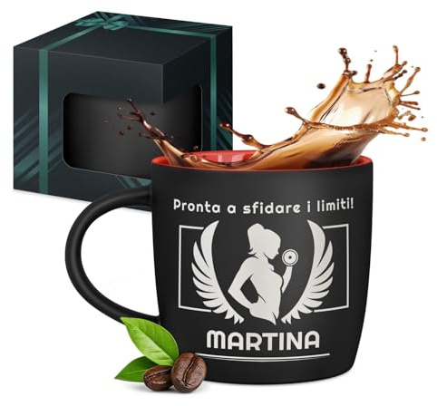 Maverton Tazza da caffè latte o tè in ceramica - 400 ml - Incisione personalizzata - Bicchiere con manico per bevande per Lei - Tazze da colazione per compleanno donna - Interno rosso - ali