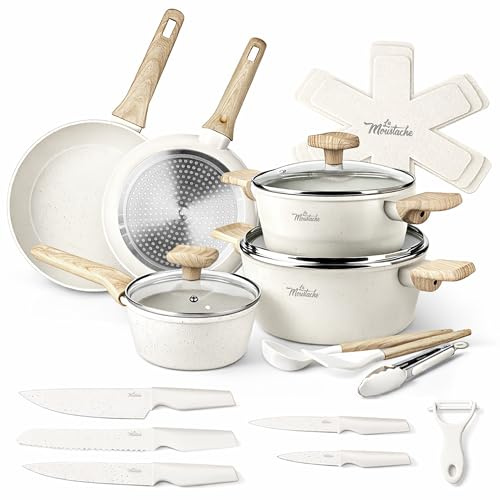 La Moustache - Batteria di Pentole Antiaderente 14 Pezzi con Accessori, Casseruole, Padelle, Coperchi in Vetro e Utensili + Set di 5 Coltelli in Acciaio Inox con Pelapatate, Effetto Marmo (Latte)