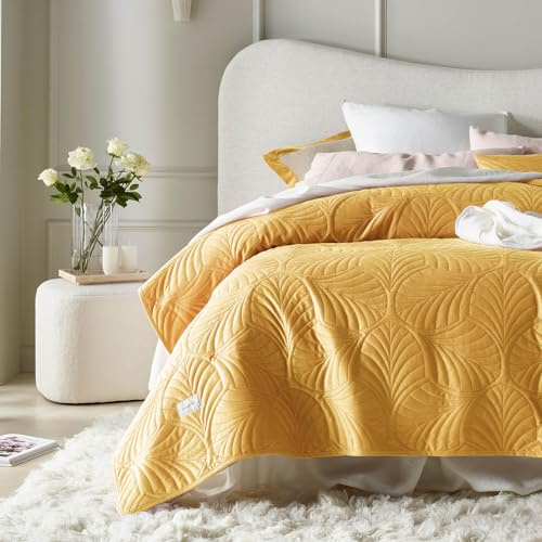 ROOM99 Feel Elegante Manta en Mostaza 170 x 210 cm, Versátil como Colcha o Manta para Sofá o Cama, Ideal como Bedspread de Terciopelo