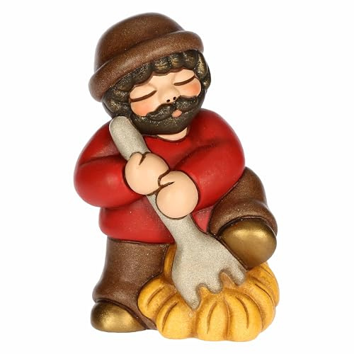 THUN, Uomo con Forcone e Fieno Rosso in Ceramica di Alta Qualità, Collezione Presepe Classico, Statuine per Presepe di Natale da Collezione, 5,2 x 4,3 x 7,9 cm