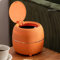 FIYSON Mini Abfalleimer Tisch Mülleimer, Bad Kosmetikeimer Tischmülleimer Mit Deckel, ØxH: 16 x 15 cm AbfallbehäLter Klein für Küche Badezimmer Bett Büro Schreibtisch, Geruchsdichter (Orange)
