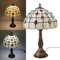 Alpinaluz Tischlampe im Tiffany-Stil, Vintage-Stil, handgefertigter Lampenschirm aus Glas mit Zinn, Metallsockel in Messing-Bronze-Oberfläche, E27-Sockel, für Nachttisch, Wohnzimmer oder Schlafzimmer