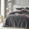 ROOM99 Feel Elegante Tagesdecke in Dunkelgrau 170 x 210 cm Vielseitige Wohndecke Bettüberwurf oder Sofaüberwurf Überwurfdecke für Bett und Sofa Steppdecke Stil Ideal als Bedspread Velvet Samt