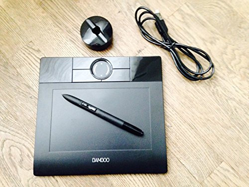 Wacom Bamboo - Tableta gráfica USB con 4 Botones programables, Anillo táctil para Zoom y Desplazamiento, Incluye lápiz sin Pilas, Italiano