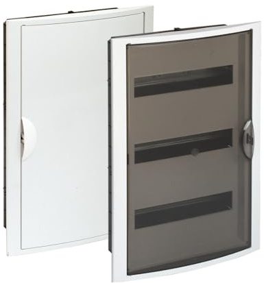 Caja de distribución empotrada para 42 elementos, ideal para instalaciones eléctricas y gestión de conexiones en espacios reducidos.