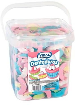 Vidal Golosinas. Dentaduras de chuche sabor a frabuesa e increíble textura blandita. Colores: blancas, azules, verdes y amarillas. Cubo de 200 unidades.