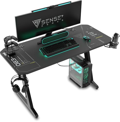 SENSE7 Scrivania Nomad Cybernetic, tavolo gaming 120x60 con gancio per cuffie, porta bevande, supporto controller e superficie in fibra di carbonio, Ergonomico e ideale per il gaming