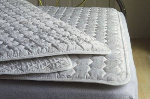Promagnet Magnetic Mattress Pad - Standard Split Queen (Half of a Queen Bed) 1 Thick (Powerful Ceramic Magnets Mfg. Br Core Gauss Rating is 3,550-3,950 per Magnet). Made in The USA Over 25 yrs